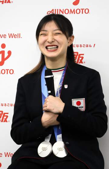 フィギュアスケート 坂本花織さんが五輪シーズンにサポートを受けた味の素を訪問 「味の素さん！今年度も頑張るぞー！」