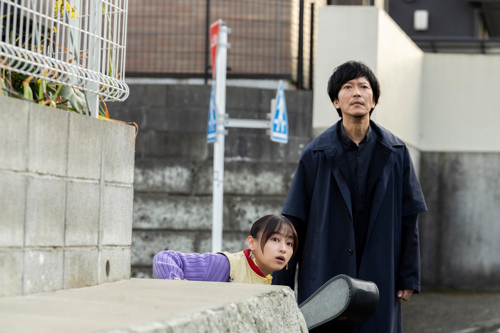 影山優佳、田辺誠一「ハコビヤ」第1話より（C）「ハコビヤ」製作委員会