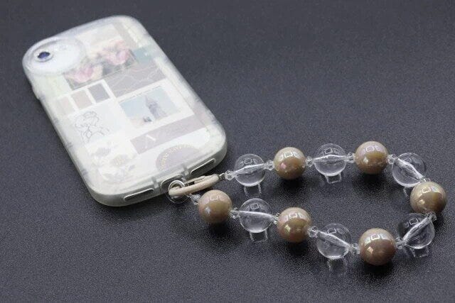 ダイソーのハンドストラップをスマートフォンにつけた様子