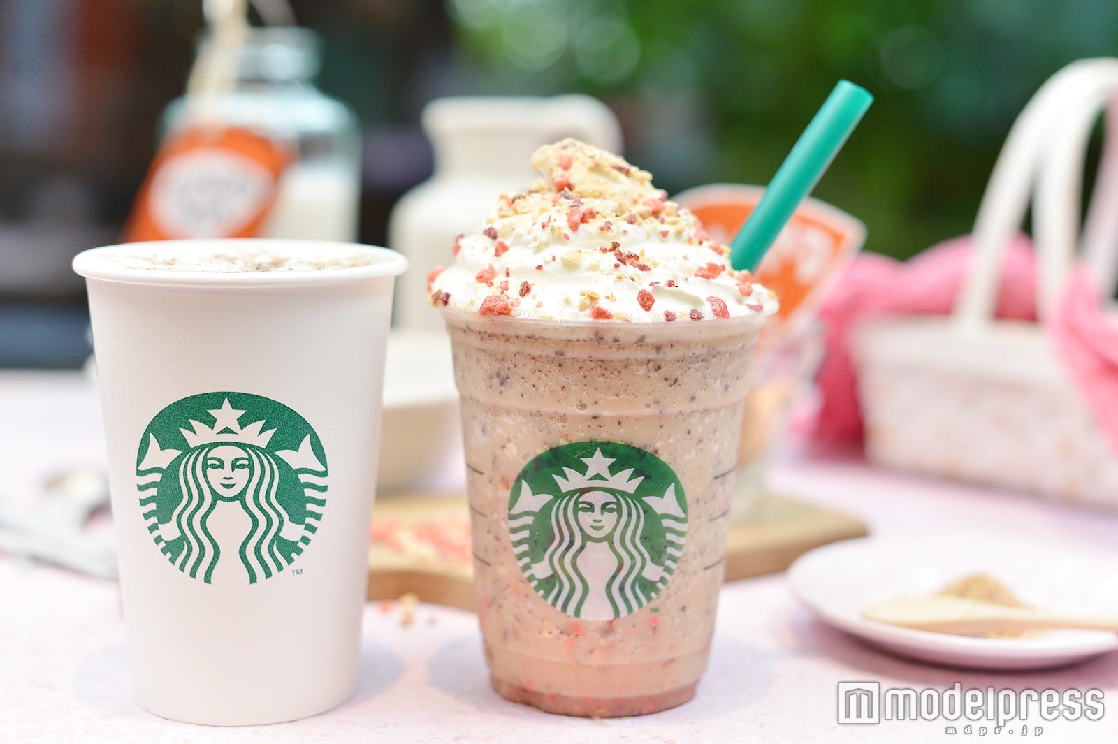 （左から）「ナッティ アーモンド ミルク ラテ」と「アーモンド ミルク ＆ グラノラ フラペチーノ（R）」 （C）モデルプレス