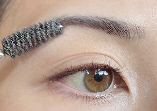 1番最初にスクリューブラシで毛流れを整える