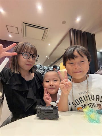 エハラマサヒロの46歳妻、息子2人と過ごす休日ママコーデ披露「こんな綺麗可愛いママで幸せやね」