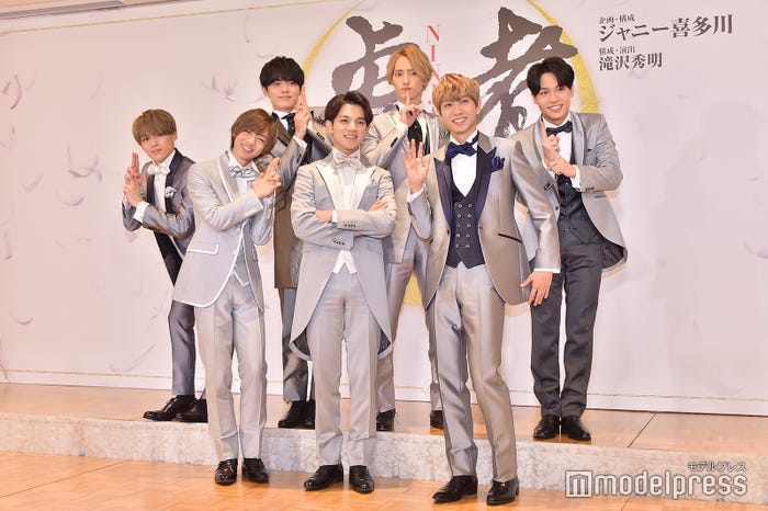 個性的な“忍者ポーズ”を披露するTravis Japan(前列左から)七五三掛龍也、宮近海斗、中村海人(後列左から)松倉海斗、吉澤閑也、川島如恵留、松田元太(C)モデルプレス