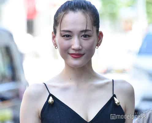 綾瀬はるか、水着姿公開 入水ショットに「可愛いが溢れてる」の声