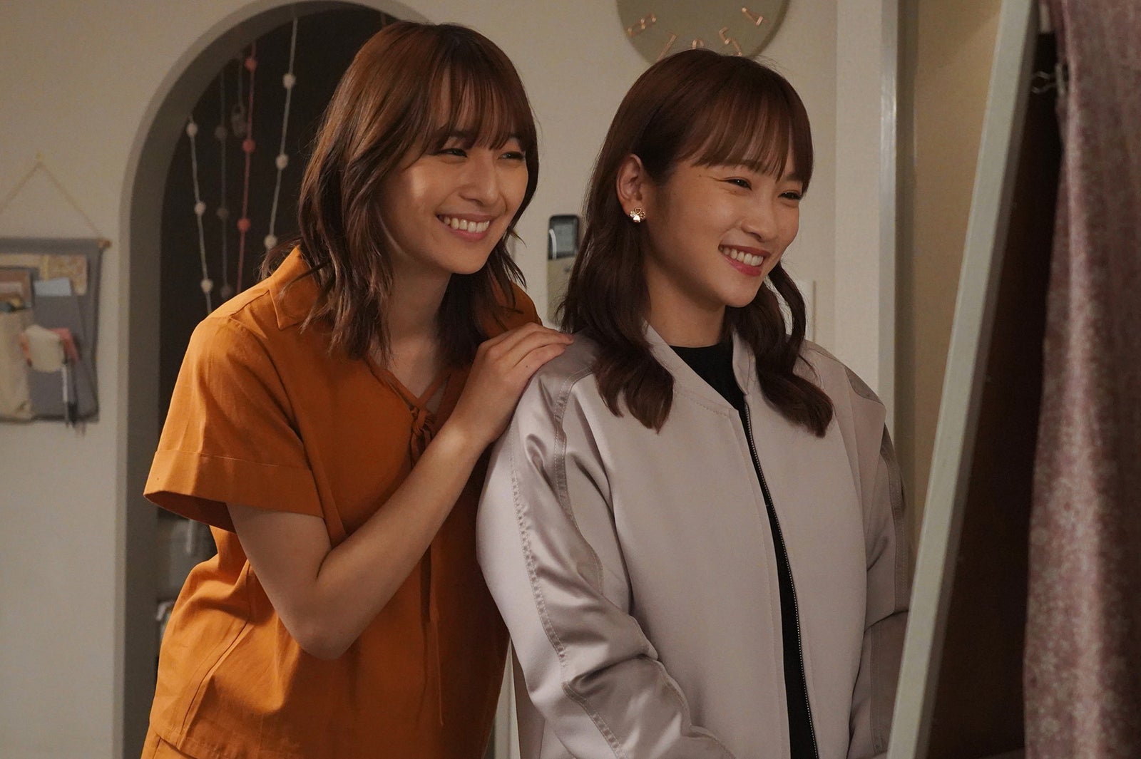 浅川梨奈、川栄李奈／「親愛なる僕へ殺意をこめて」第3話より（C）フジテレビ