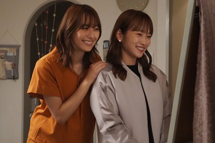 浅川梨奈、川栄李奈/「親愛なる僕へ殺意をこめて」第3話より(C)フジテレビ