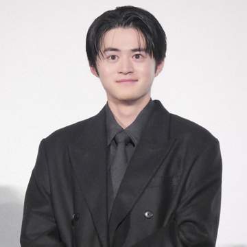 鈴鹿央士、舞台挨拶で突然言葉飛ぶ キャスト陣が次々ささやきフォロー「やば、汗かいちゃった」