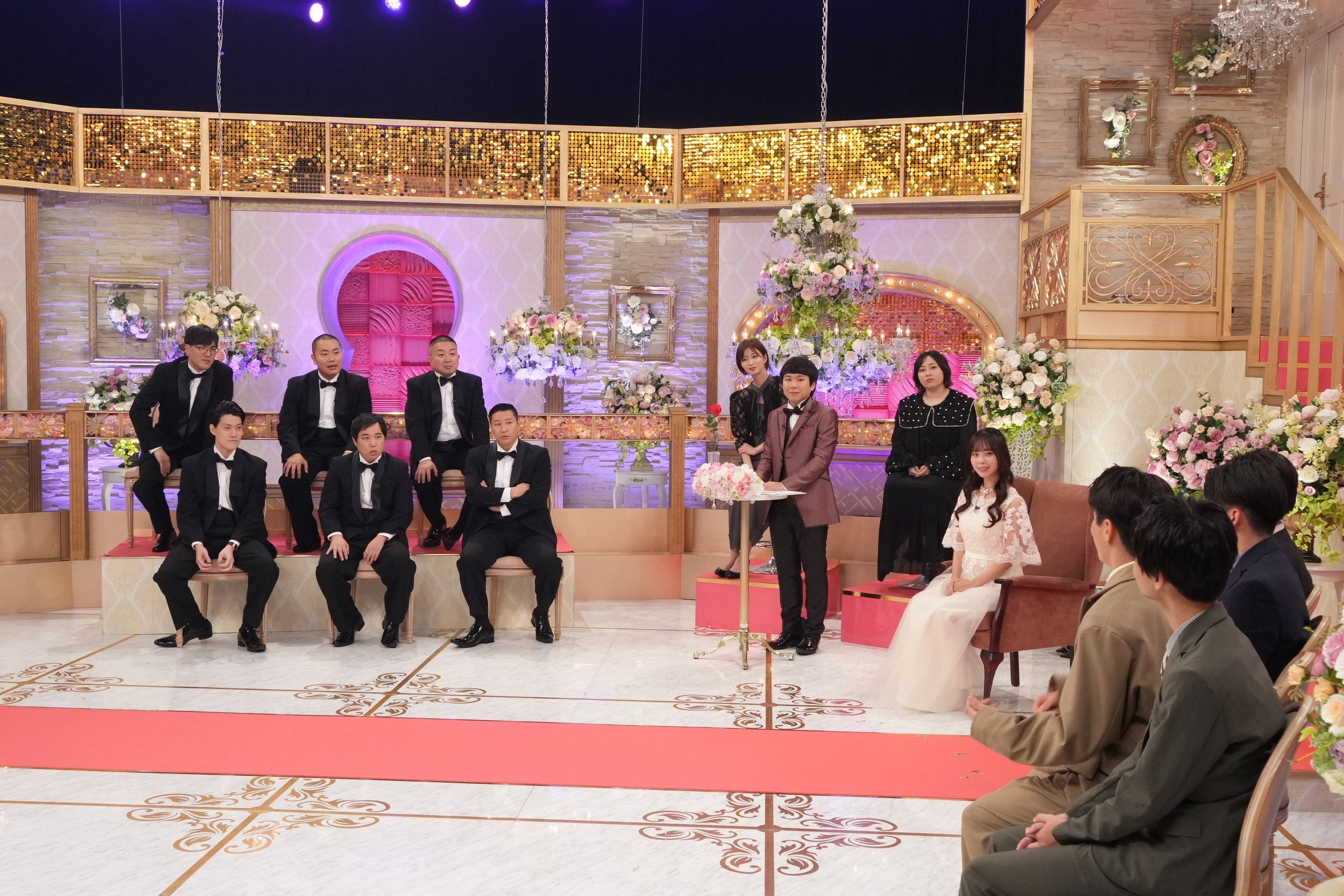 「カップルダウト」（左から時計回りに）菊田竜大、岡部大、松尾駿、岡崎紗絵、丸山礼、秋山寛貴、長田庄平、せいや、粗品（C）フジテレビ