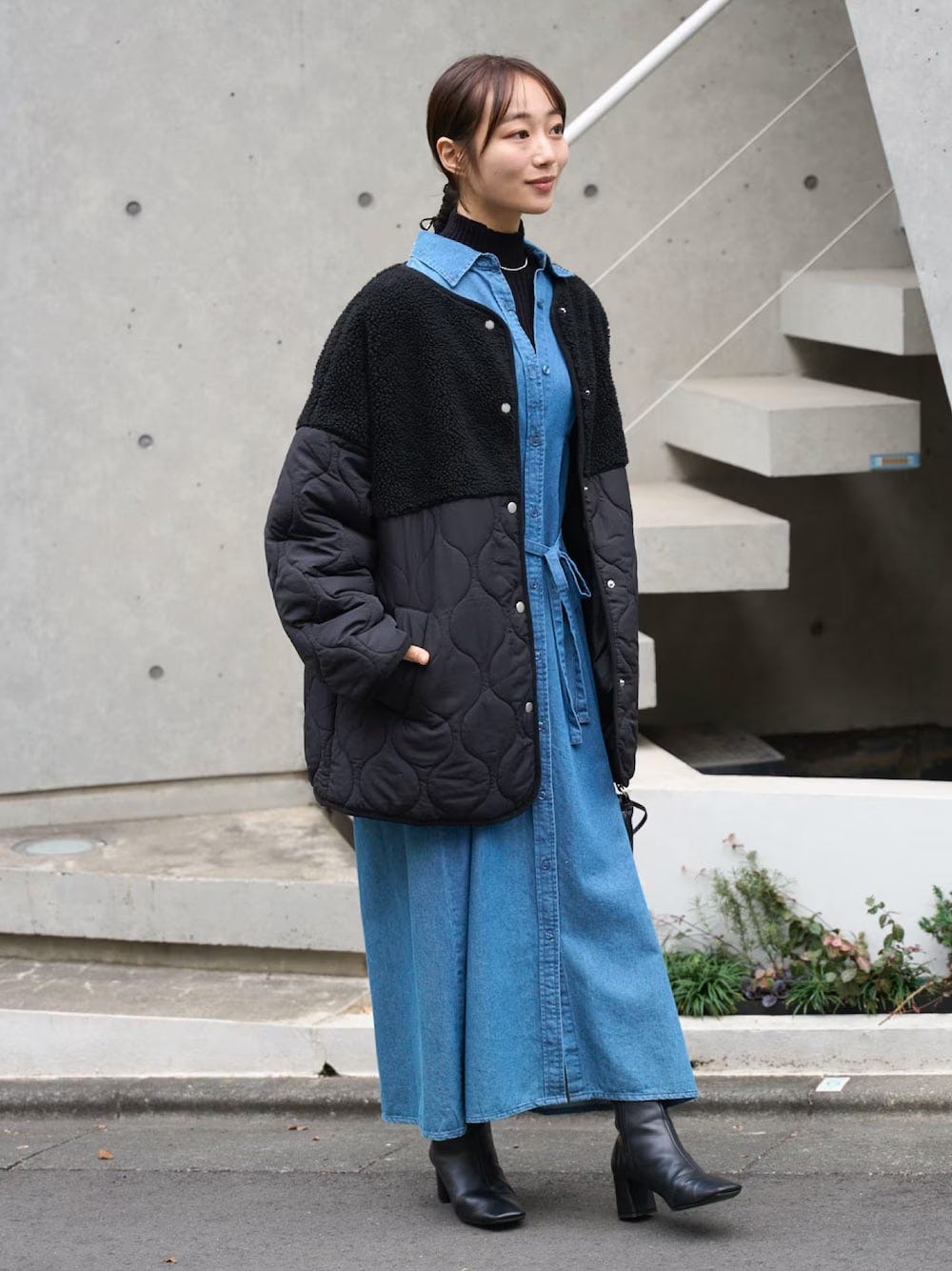 ハイネックなどをインナーに合わせてシャツワンピースを取り入れて 出典:WEAR