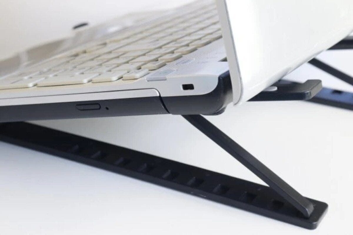 ダイソー 折りたたみ式PC・タブレットスタンド 使用例 ダイソー 折りたたみ式PC・タブレットスタンド 使用例