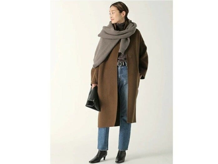 ロングコートで縦長ラインを作り、さらにショートブーツでスタイルアップ 出典:WEAR