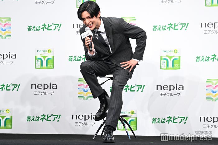 クイズの答えが少し違うも正解にしてほしいとお願いする目黒蓮(C)モデルプレス