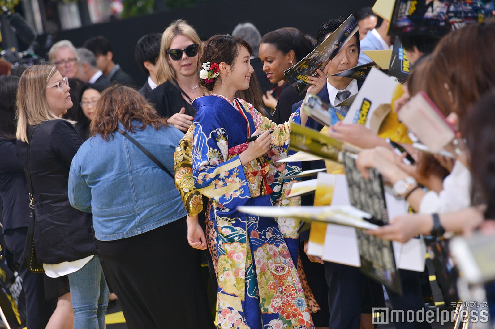 ファンへサインに応じる飯豊まりえ（C）モデルプレス