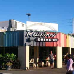 写真は現地の「レインボー・ドライブイン」