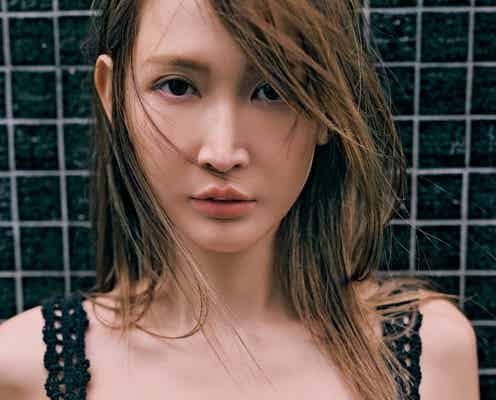 紗栄子、一糸まとわぬ砂時計ボディ披露 美シルエットにスタッフ驚愕