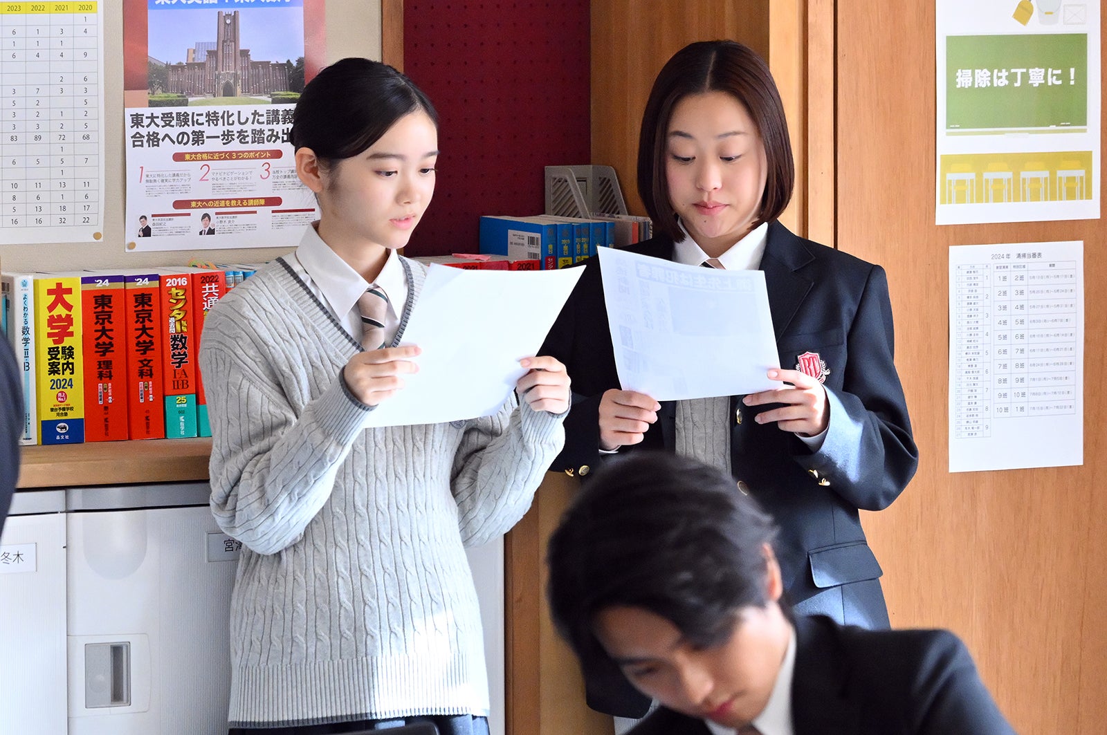 鈴川紗由、西本まりん「御上先生」第1話（C）TBS