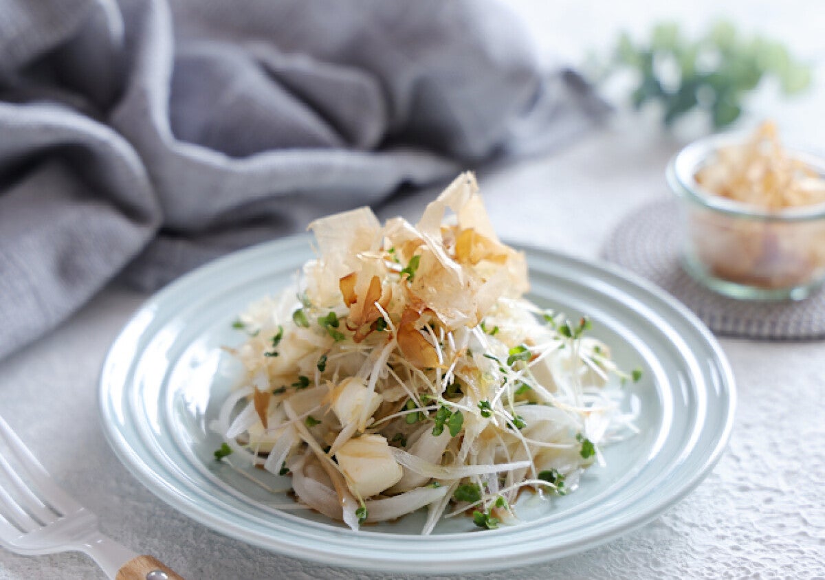 「新玉ねぎあるうちは毎日食べたい！」「助けて…お箸が止まらない」おかかとクリチの新玉サラダ