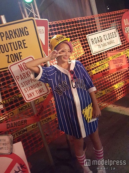 工事現場をモチーフにした会場で記念撮影（画像：所属事務所提供）