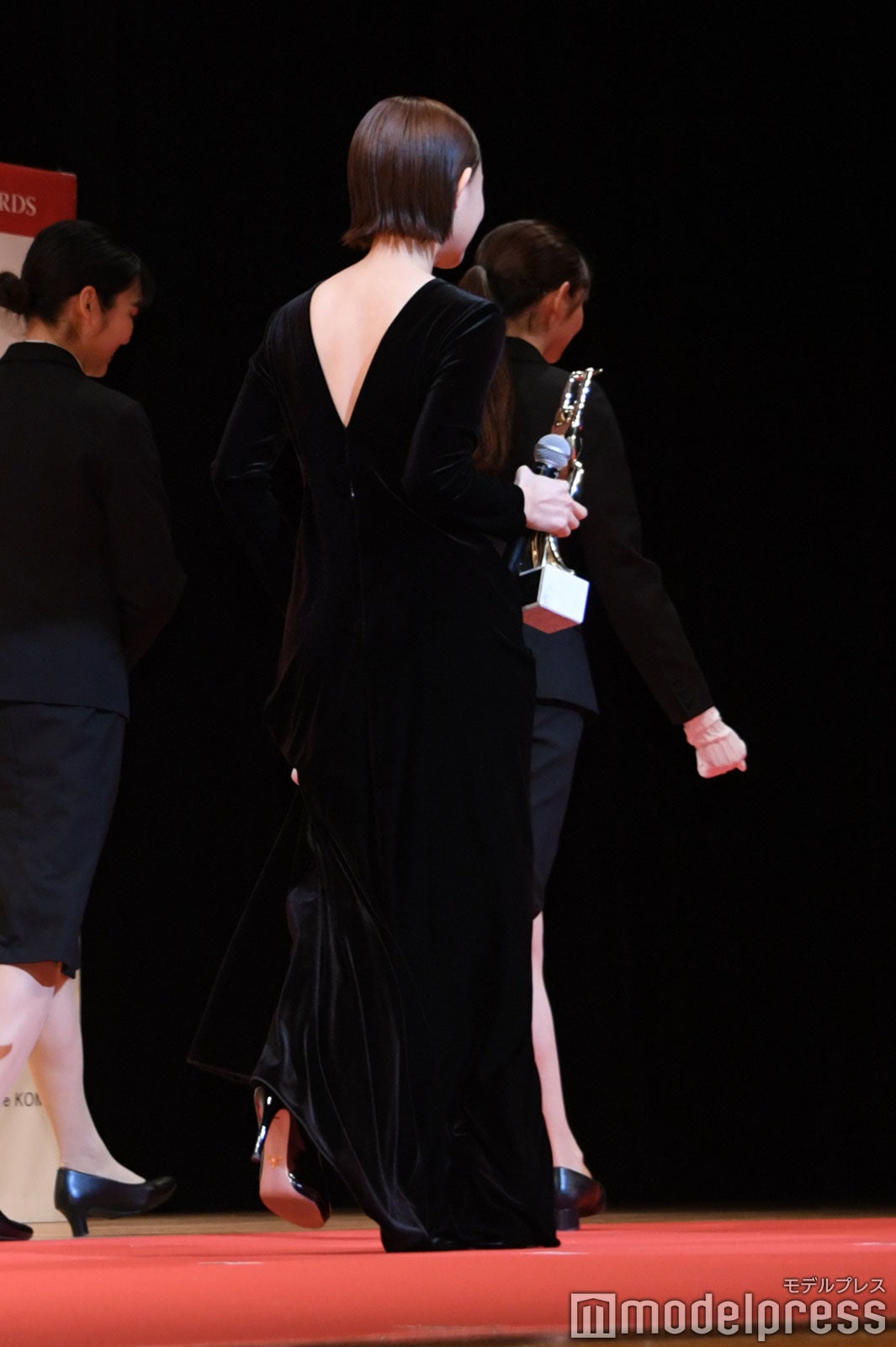 美しい背中を見せた杉咲花（C）モデルプレス