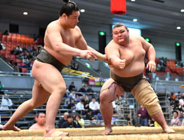 ウルフアロンの後輩、岡田が無傷2連勝、新日本グッズを愛用「めちゃくちゃカッコイイ」