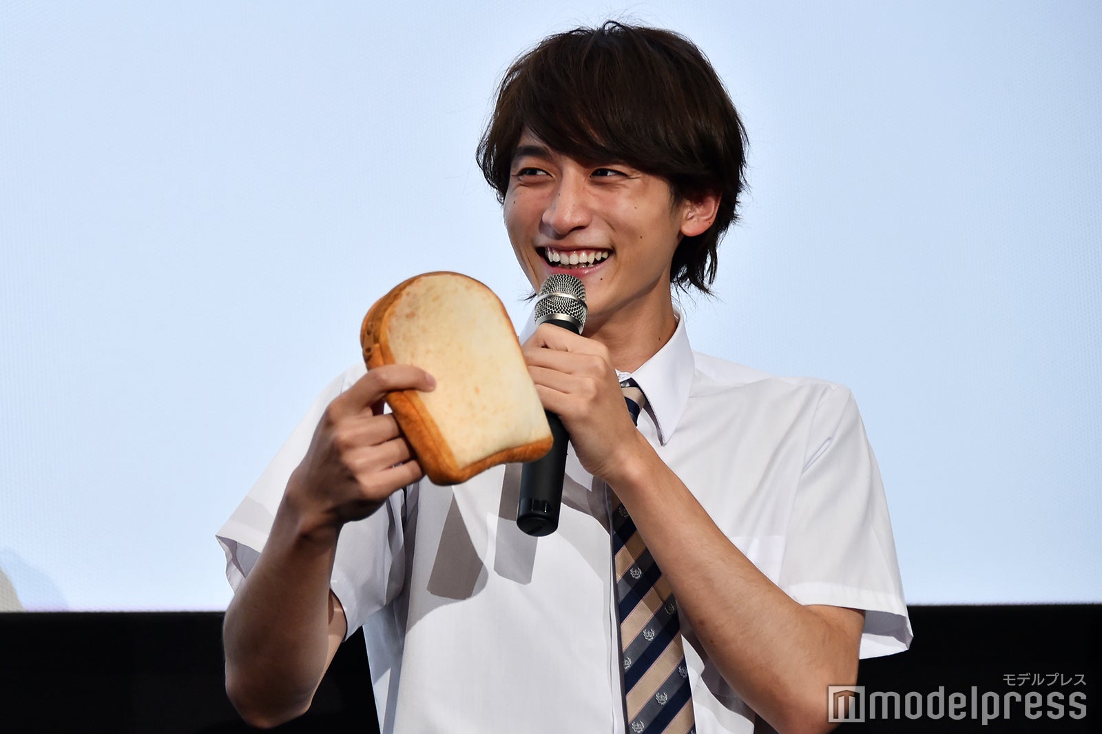大好きな食パンに笑顔の小関裕太（C）モデルプレス