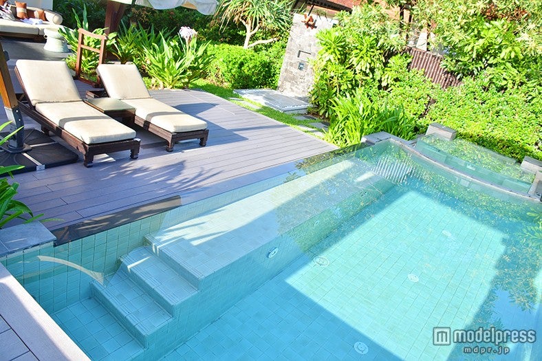 プールの奥にはジャグジーも備え付けられている