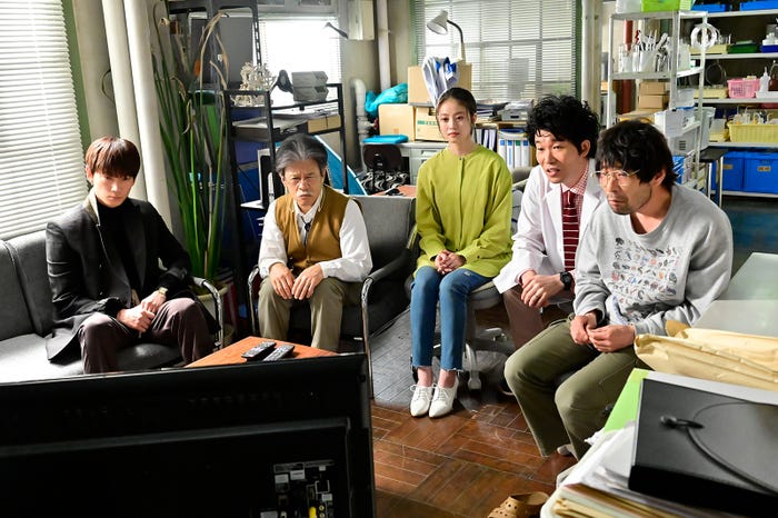 綾野剛、橋本じゅん、今田美桜、高橋努、水澤紳吾 「恋はもっとDeepに ―運命の再会スペシャル―」より(C)日本テレビ