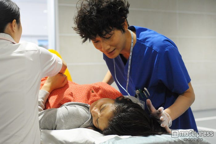 ドラマ「コウノドリ」より/綾野剛&清水富美加(C)TBS