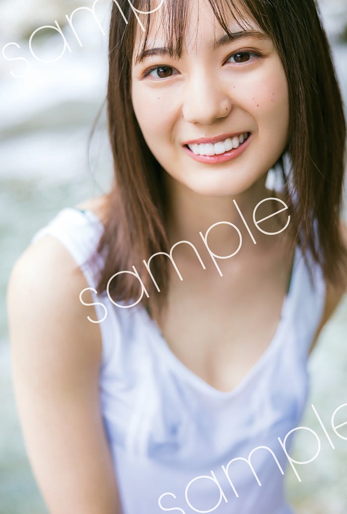 小坂菜緒1st写真集「君は誰?」ランダム封入ポストカード/撮影:藤原宏