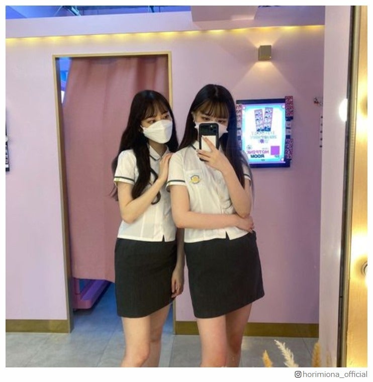 堀未央奈＆YouTuber・きぬ、美脚際立つ制服ショットに「スタイル良すぎ」「似合ってる」の声