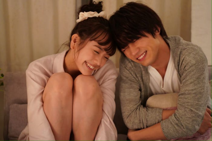 松井愛莉、板垣瑞生(C)「社内マリッジハニー」製作委員会・MBS(C)藤原えみ/小学館