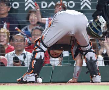 巨人痛恨連敗 ミス連発で勝機手放す 泉口が悪送球、大城は捕逸 広島4連戦負け越し 橋上監督代行「諦めるわけにはいかない」