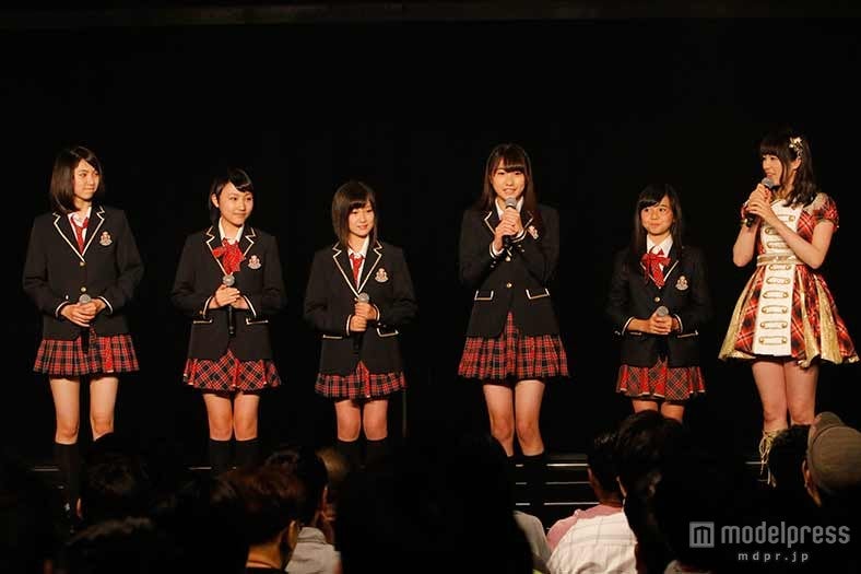 劇場公演の様子（左から）菅原茉椰、白井琴望、水野愛理、一色嶺奈、上村亜柚香