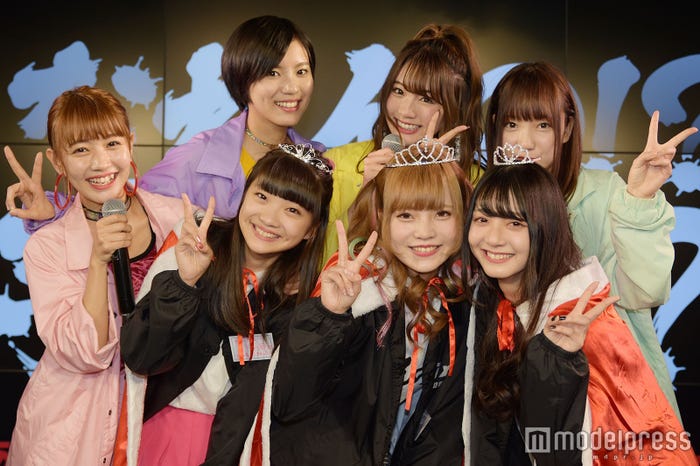 (前列左から)新メンバーの山下彩耶、水無瀬ゆき、山口はのん(後列左から)小林れい、荻野可鈴、志田友美、京佳 (C)モデルプレス