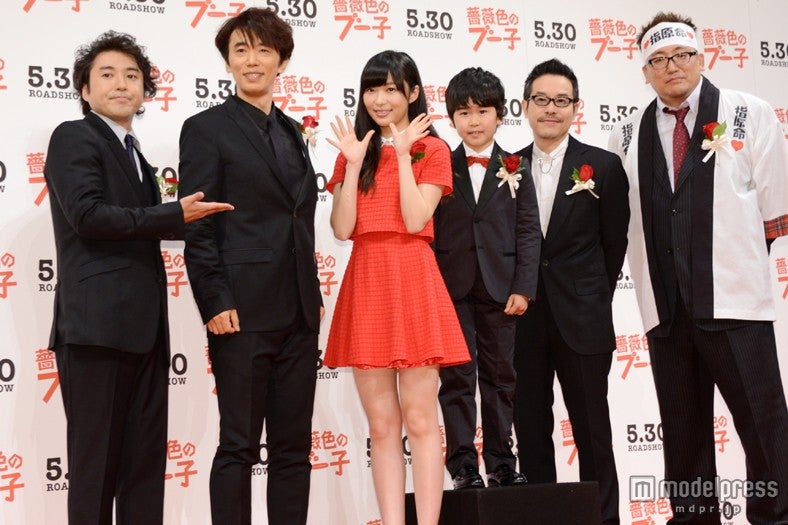 映画「薔薇色のブー子」の完成披露試写会の様子（左から）ムロツヨシ、ユースケ・サンタマリア、指原莉乃、鈴木福田口トモロヲ、福田雄一監督