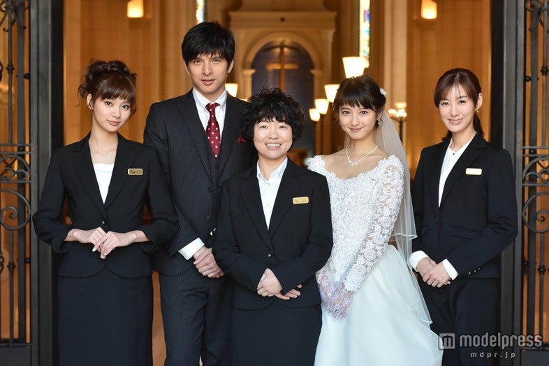 イモトアヤコ、人生初のパーマ姿を披露　佐々木希・新川優愛らとドラマ共演