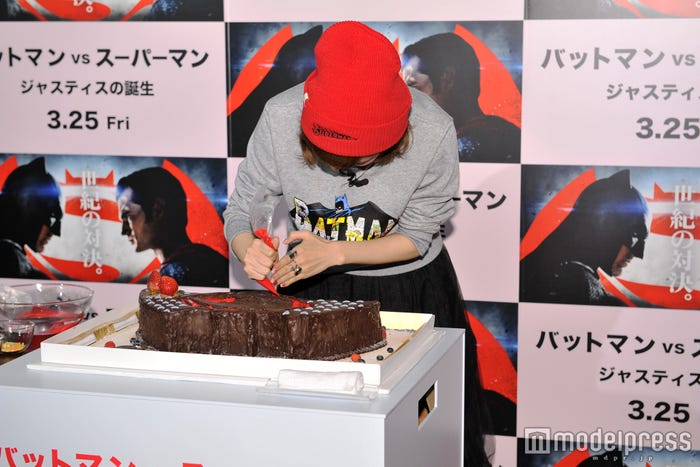 ケーキ作りに挑戦/益若つばさ(C)モデルプレス