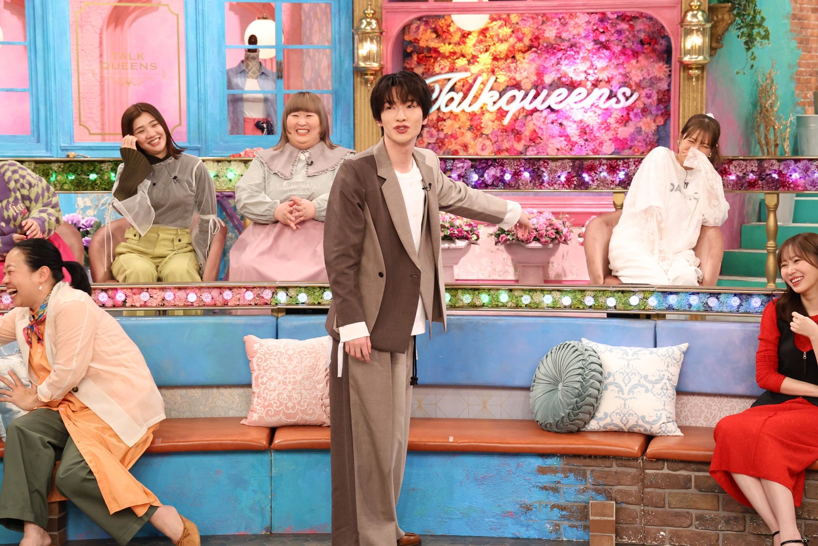 (上段左から）福田麻貴、かなで、若槻千夏（下段左から）いとうあさこ、深澤辰哉、指原莉乃（C）フジテレビ