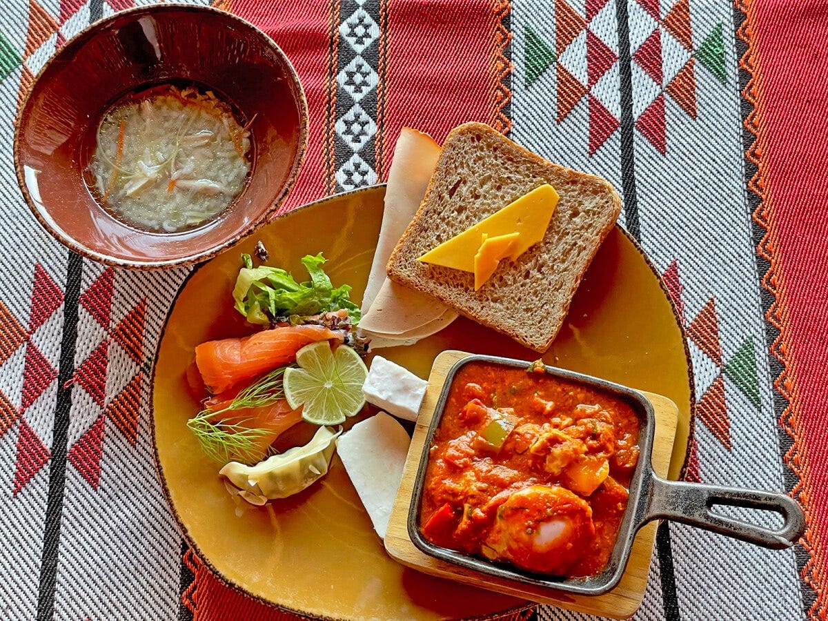 砂漠の朝食。シャクシュカなどアラブらしい料理も並ぶ