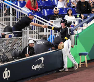 WBC準決勝 ボールボーイの好キャッチに注目集まる 痛烈ライナーを鮮やか捕球→すぐさま客席のファンへ手渡し 大きな拍手わき起こる