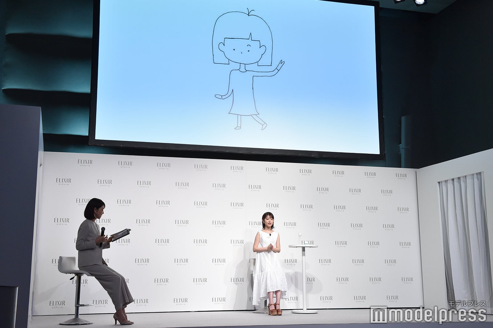 自画像を公開した浜辺美波（C）モデルプレス