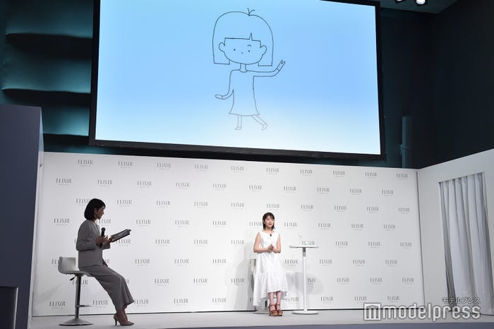 自画像を公開した浜辺美波(C)モデルプレス