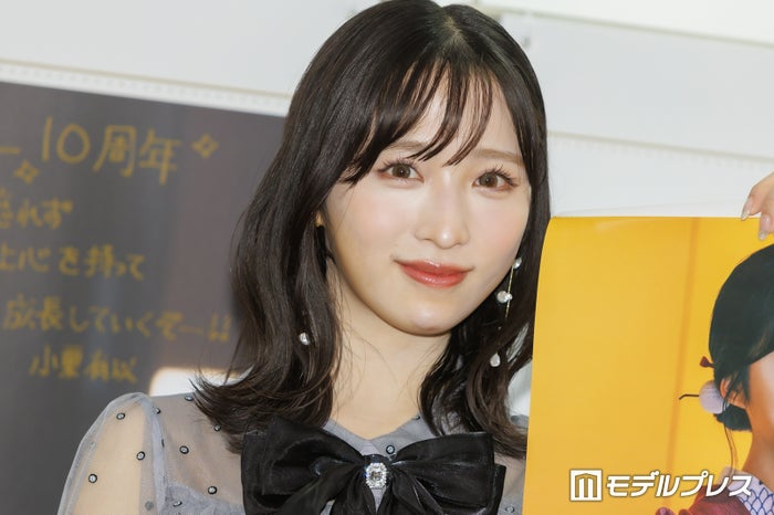 AKB48小栗有以、透け感衣装で素肌輝く “大人っぽい”初カレンダーをアピール