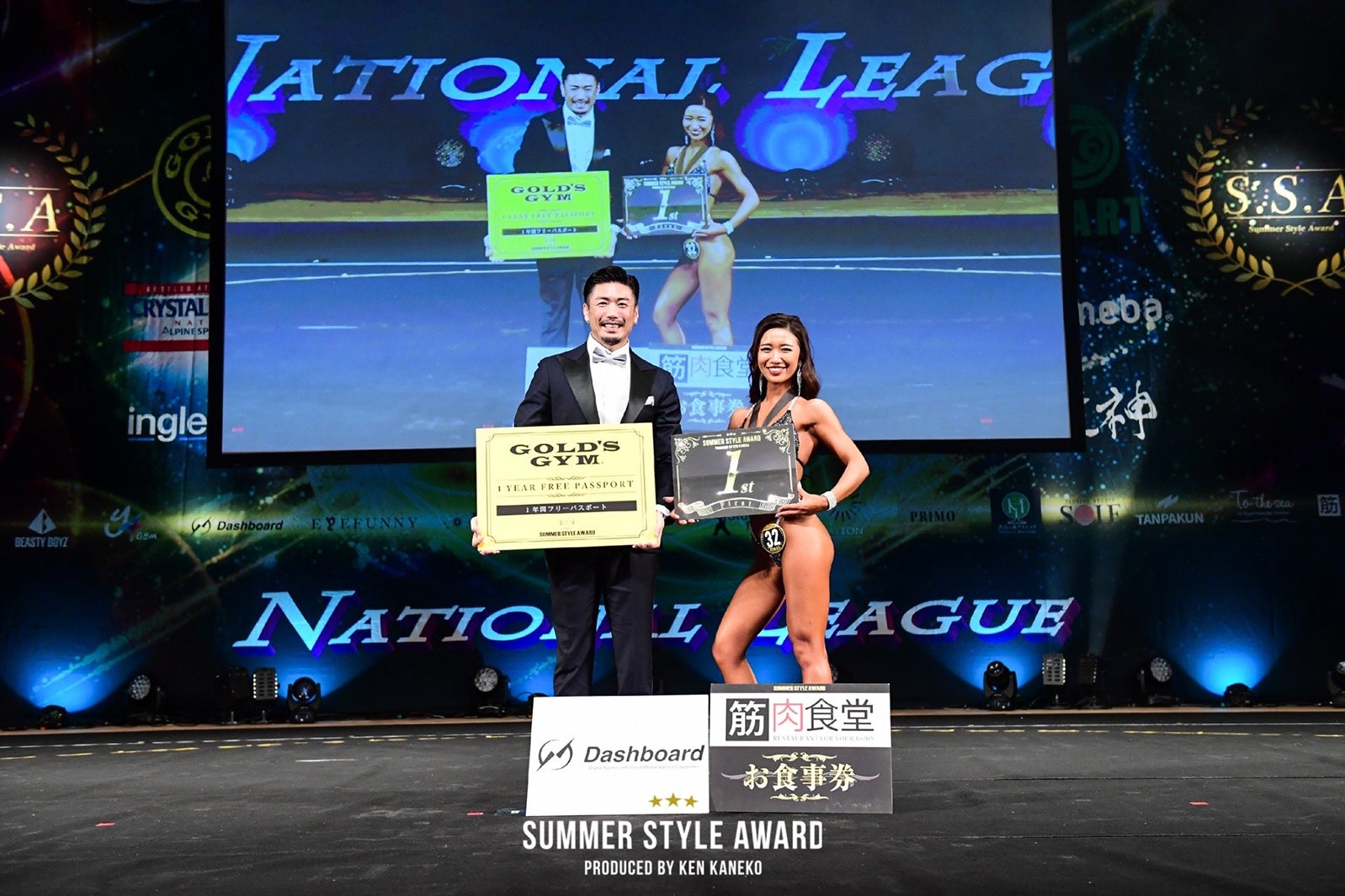 （左から）金子賢、「ビキニモデル」優勝・吉岡里央奈さん （提供写真）