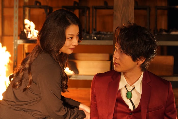 小池栄子、中村倫也/「美食探偵 明智五郎」第6話より(C)日本テレビ