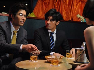 山下 伊藤英明 と田代 坂口憲二 不当な料金を請求するバーを潜入捜査していると ダブルス 二人の刑事 モデルプレス 山下 伊藤英明 と田代 坂口憲二 不当な料金を請求するバーを潜入捜査していると ダブルス 二人の刑事 モデルプレス