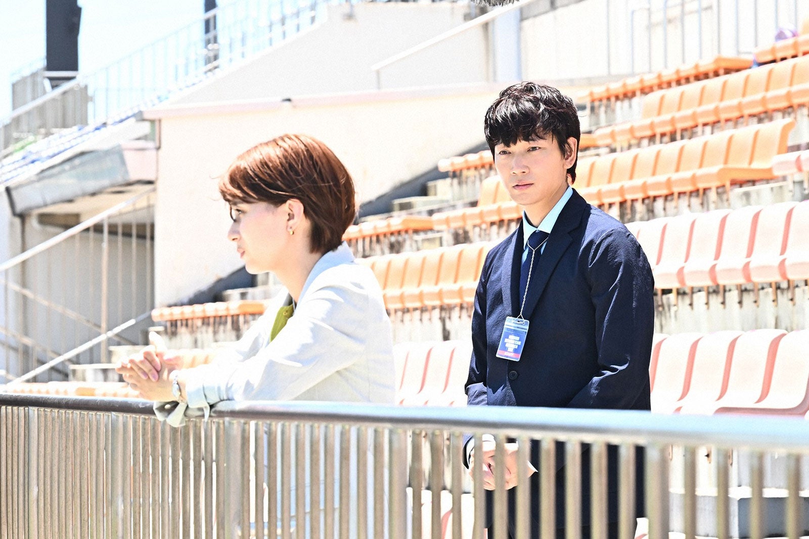 芳根京子、綾野剛／「オールドルーキー」第3話より（C）TBS