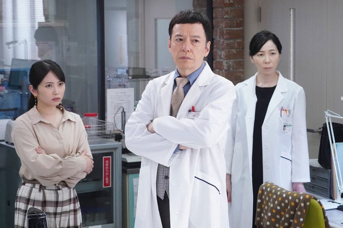 志田未来、板尾創路、平岩紙「監察医 朝顔」第1話より(C)フジテレビ