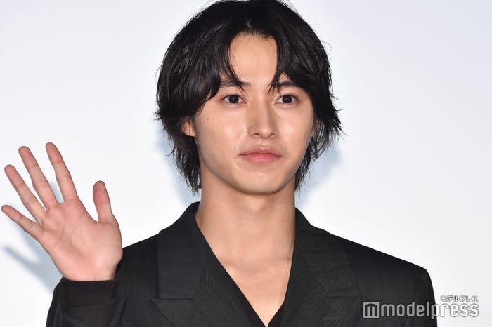 山崎賢人 リアルな 傷だらけ 特殊メイク公開 ドアップでも美しい まつ毛長すぎ の声も モデルプレス 山崎賢人 リアルな 傷だらけ 特殊メイク公開 ドアップでも美しい まつ毛長すぎ の声も モデルプレス