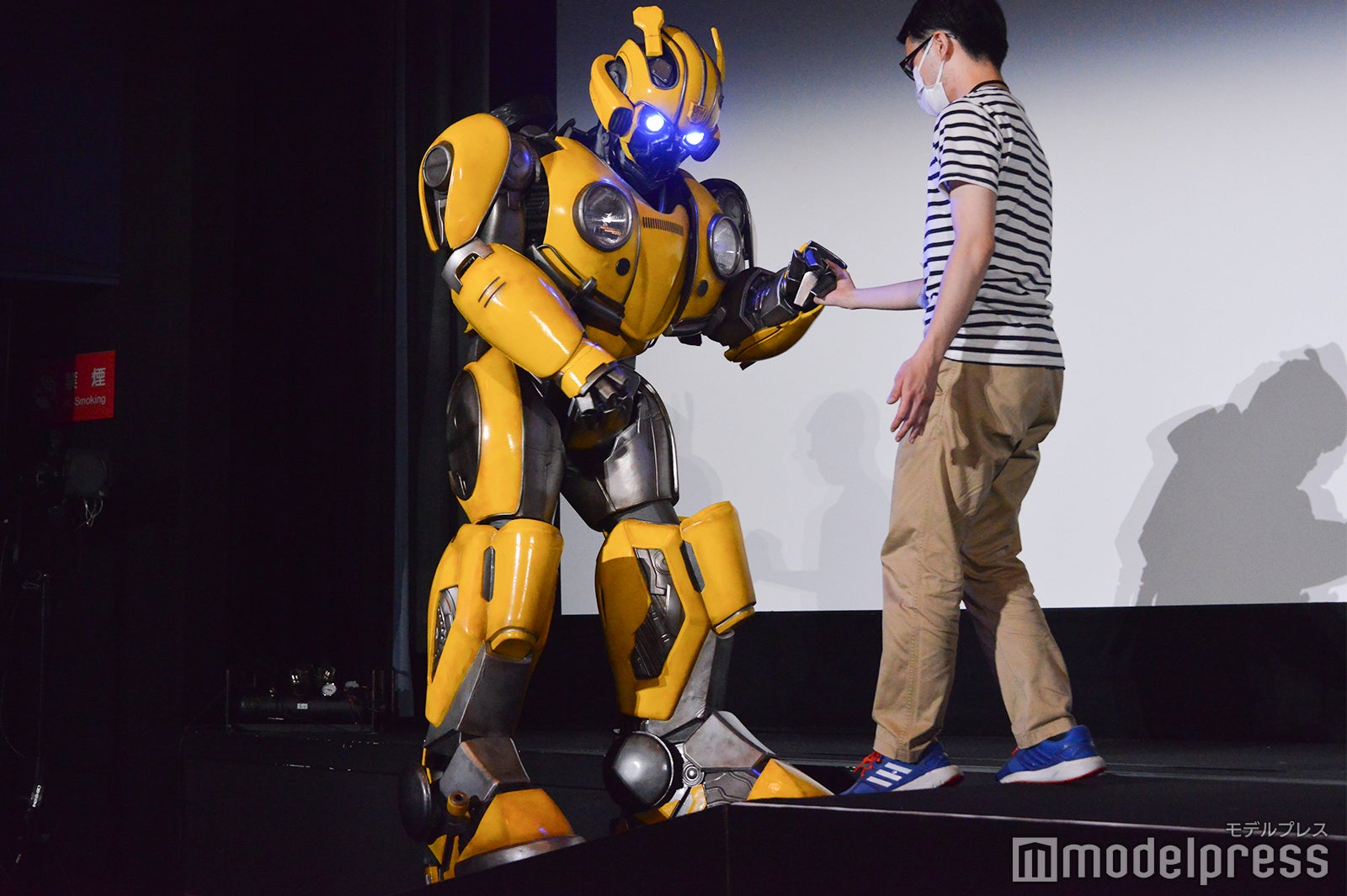 一生懸命ステージに登っているバンブルビー（C）モデルプレス